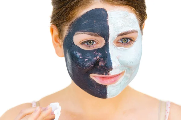 Mujer Con Máscara Carbono Negro Barro Una Media Cara Barro —  Fotos de Stock