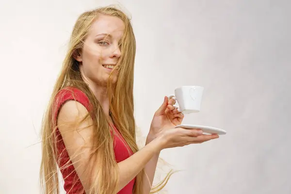 Blondýny Dívka Foukající Dlouhé Vlasy Drží Srdce Tvaru Šálek Kávy — Stock fotografie