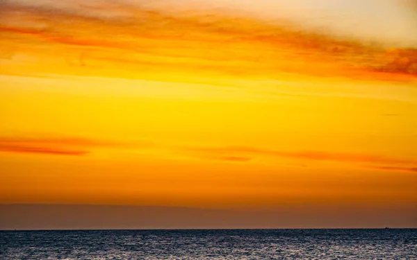 Barevná Obloha Při Východu Slunce Nad Mořským Povrchem — Stock fotografie