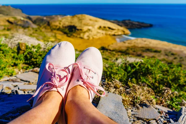 Vrouwelijke Voeten Sneakers Tegen Mediterrane Zeekust Landschap Murcia Regio Calblanque — Stockfoto