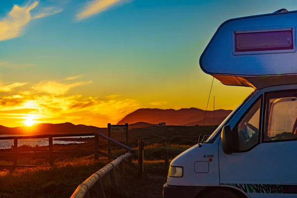 Pojazd Kempingowy Zachodzie Słońca Wybrzeżu Morza Śródziemnego Hiszpanii Cala Magre — Zdjęcie stockowe