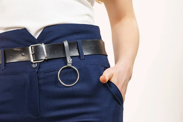 Mulher Negócios Vestindo Terno Calças Cintura Alta Azul Com Cinto — Fotografia de Stock