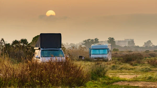 Camper Van Com Telhado Tenda Superior Camping Costa Mediterrânea Pôr — Fotografia de Stock