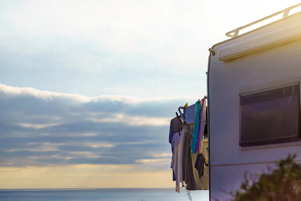衣類乾燥にぶら下がってキャラバン車両 モバイルホームでの休日 海でのキャンプ — ストック写真