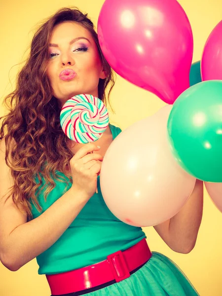Frau Attraktive Fröhliche Mädchen Mit Bunten Luftballons Und Süßen Lutschern — Stockfoto