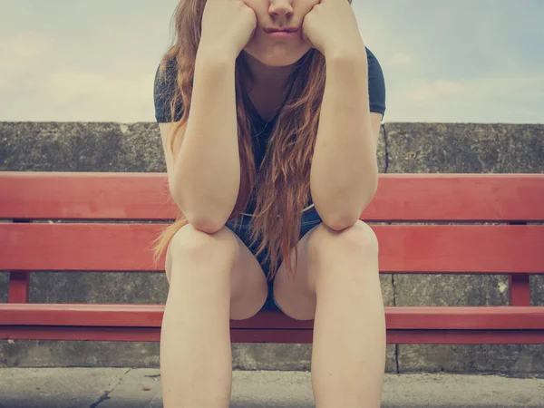 Triste Adolescente Graciosa Estando Preocupada Mujer Frustrada Esperando Alguien Mientras —  Fotos de Stock
