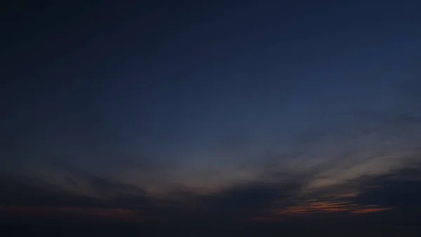 Deniz Suyunda Gün Batımından Sonra Karanlık Gökyüzü Ufukta Güneş Işığı — Stok fotoğraf