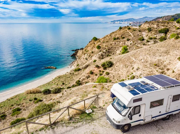 Wohnwagen Mit Sonnenkollektoren Auf Dem Dach Campen Der Steilküste Mittelmeerregion — Stockfoto