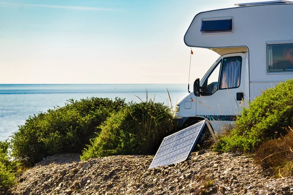 Caravane Camping Bord Mer Avec Panneau Solaire Photovoltaïque Portable Batterie — Photo