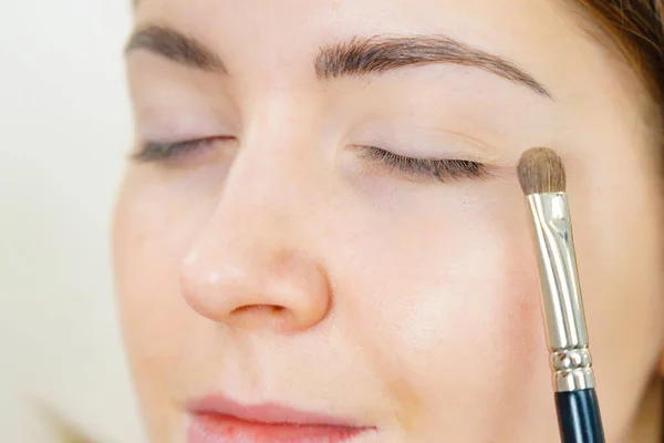 Ansiktsmålning Makeupartist Som Applicerar Skuggor Modellögat Kosmetiska Skönhetsingrepp Utgör Scenen — Stockfoto