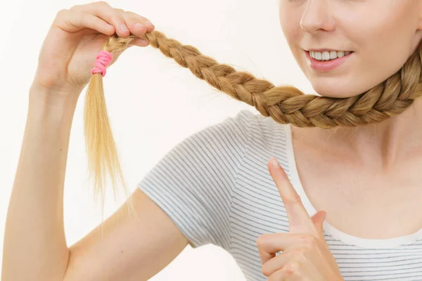Blondýnka Dlouhými Copánky Kolem Krku Péče Vlasy Účes — Stock fotografie
