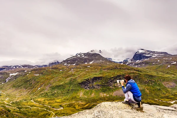Touristinnen Genießen Die Berglandschaft Machen Reisefotos Mit Der Kamera Nationale — Stockfoto