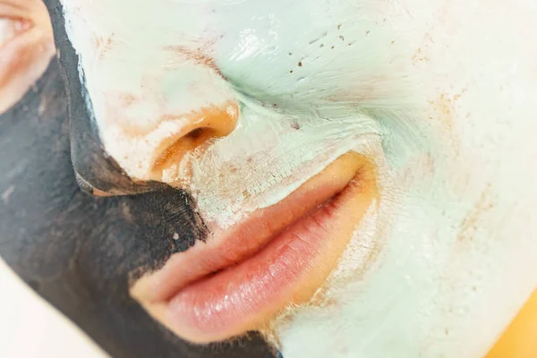 Mujer Limpiando Cara Piel Usando Barro Verde Máscara Negra Carbohidratos — Foto de Stock