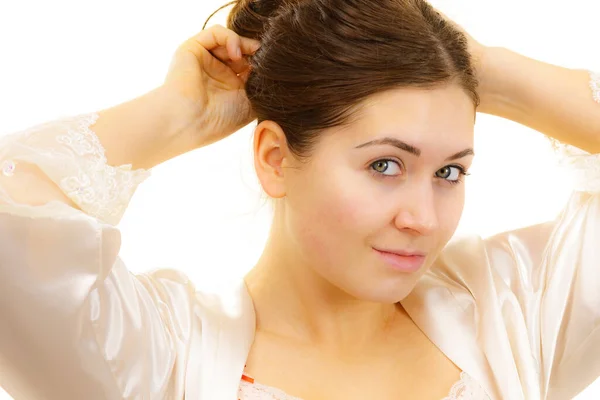 Młoda Kobieta Bieliźnie Bez Makijażu Rozwiązująca Długie Brązowe Włosy Naturalne — Zdjęcie stockowe