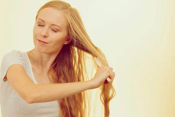Mujer Rubia Con Cepillo Peinando Cabello Muy Largo Desordenado Adolescente —  Fotos de Stock