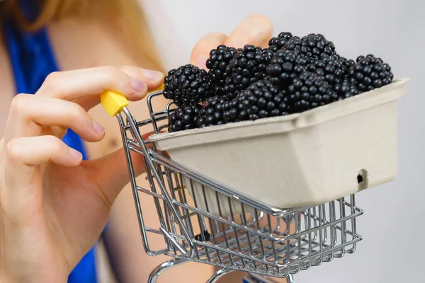 Manos Sosteniendo Caja Frutas Frescas Mora Carrito Compra Fruta Estacional — Foto de Stock
