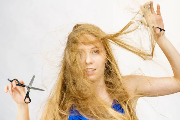 Dívka Foukajícími Dlouhými Blond Vlasy Držící Nůžky Ukazující Pracovní Nástroje — Stock fotografie