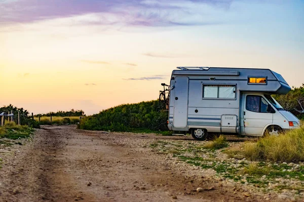 Camper Caravan Середземноморському Узбережжі Іспанії Дикий Кемпінг Природному Узбережжі Відпустка — стокове фото