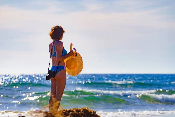 旅行の自由の概念 ビーチを歩くカメラ付きビキニの観光熟女 写真を撮る 日光浴 夏休みを楽しむ — ストック写真
