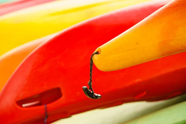多彩的皮划艇堆放在岸边 假日和积极的生活方式 — 图库照片