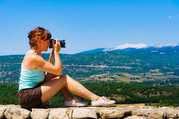 Turisticky Vyspělá Žena Fotit Horské Krajiny Francii Mount Ventoux Obzoru — Stock fotografie