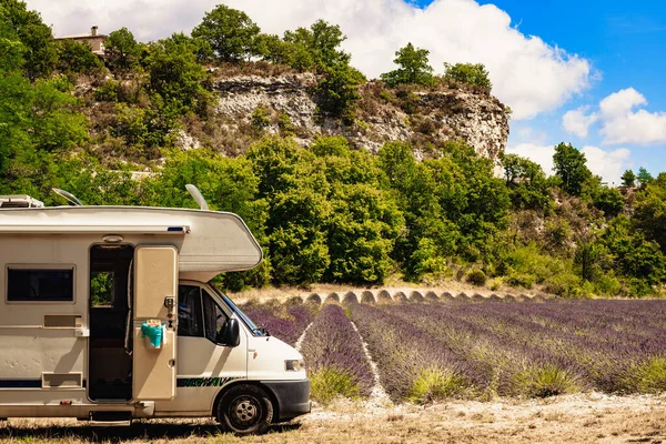 ラベンダー紫色のフィールドで自然の中でキャンパーカーキャンプ Baronies Provencales地域自然公園フランス 自家用車での休暇 — ストック写真