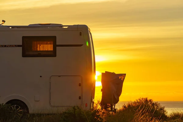 日の出の朝 沿岸の自然をキャンパーRvキャンプ スペインでの休暇 モーターホームでの旅行 — ストック写真