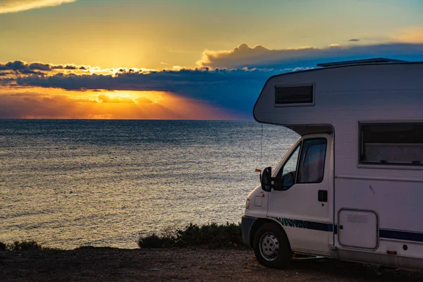 Kamp Karavanı Sabah Güneş Doğarken Deniz Kıyısında Kamp Yapıyor Spanya — Stok fotoğraf
