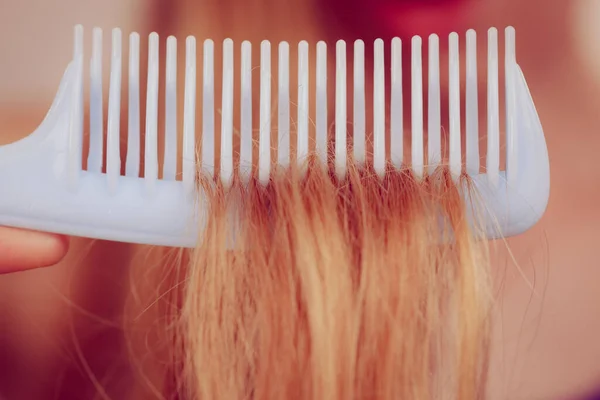 Φροντίδα Μαλλιών Ξανθιά Κοπέλα Που Δείχνει Ταλαιπωρημένα Στεγνά Μαλλιά Της — Φωτογραφία Αρχείου