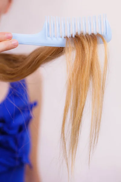 Haircare Blonde Girl Showing Her Damaged Dry Hair Ends Comb — Stock Photo, Image