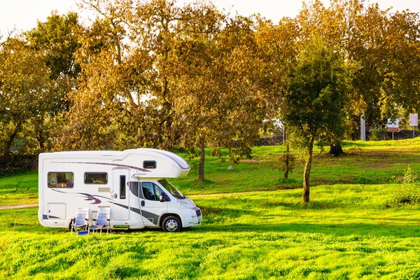 Cadeiras Frente Autocaravana Acampar Natureza Outono Férias Viagens Com Veículo — Fotografia de Stock