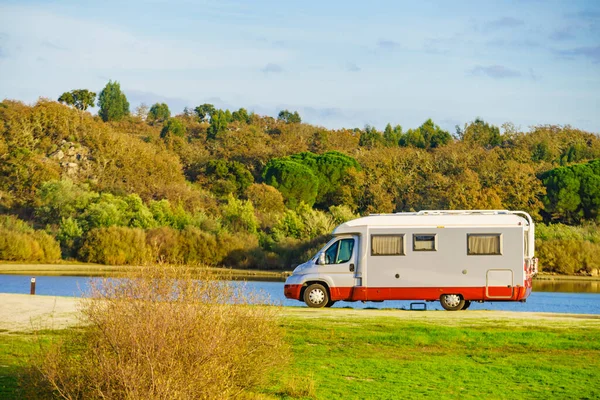Caravana Camping Orilla Del Lago Portugal Viaje Campista Otoño — Foto de Stock