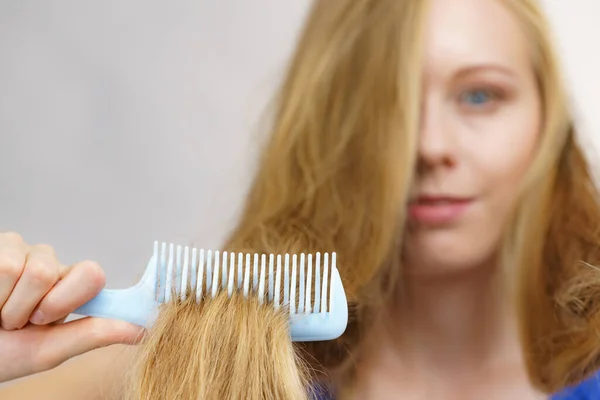 Genç Bir Kadın Uzun Sarı Saçlarını Tarıyor Tarak Kullanıyor — Stok fotoğraf