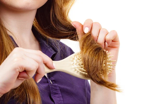 Молодая Женщина Расчесывает Длинные Здоровые Каштановые Волосы Используя Щетку Хайркар — стоковое фото