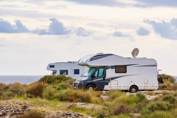 自然の海岸にキャンパー車のキャンプ モバイルホームでの休暇 — ストック写真