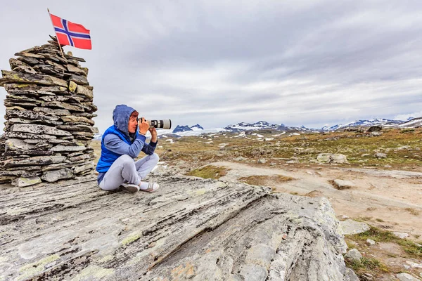 Turist Kadın Dağların Manzarasından Zevk Alıyor Kamerayla Seyahat Fotoğrafı Çekiyor — Stok fotoğraf