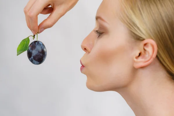 Ragazza Con Una Sola Prugna Blu Frutta Stagione Sana Alimentazione — Foto Stock