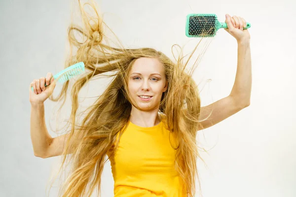 Meisje Met Blaaslang Blond Haar Met Borstel Kam Kapsel Haarverzorging — Stockfoto