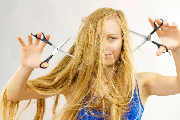 Haarschnitt Friseurkonzept Mädchen Mit Langen Blonden Haaren Die Eine Schere — Stockfoto