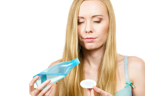 Cuidado Piel Joven Mujer Sosteniendo Botella Con Limpiador Limpiando Piel —  Fotos de Stock