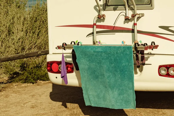 Vild Camping Naturen Husvagn Fordon Med Kläder Hängande Tork Semester — Stockfoto