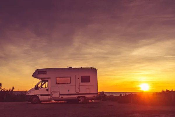 在自然海滩上露营 在西班牙地中海沿岸的日出时分 商队的休闲车 度假和驾车回家旅行 — 图库照片