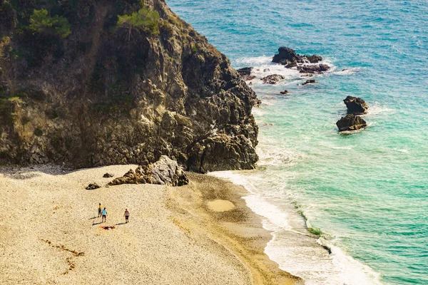 Pessoas Praia Areia Costa Marítima Costa Rochosa Andaluzia Espanha — Fotografia de Stock