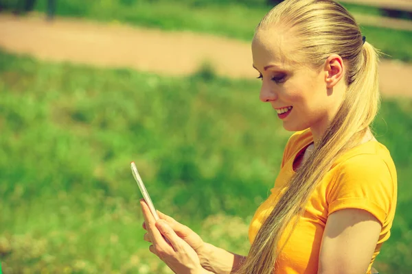 Молодая Женщина Открытом Воздухе Помощью Мобильного Телефона — стоковое фото