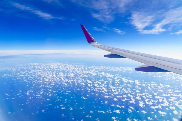 Kilátás Repülőgép Ablakából Felhőkre Sugárhajtású Szárnyra — Stock Fotó