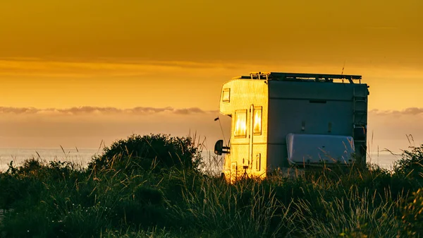 日の出の朝 沿岸の自然をキャンパーRvキャンプ スペインでの休暇 モーターホームでの旅行 — ストック写真