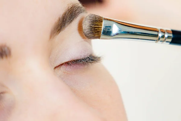 Malowanie Twarzy Makijażysta Nakładający Cienie Modelowe Oko Kosmetyczne Zabiegi Kosmetyczne — Zdjęcie stockowe