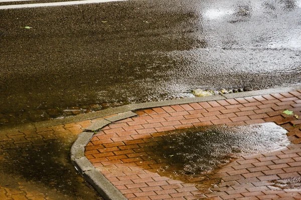 Chuva Cidade Gotas Pesadas Caindo Rua Durante Chuva Salpicos Água — Fotografia de Stock