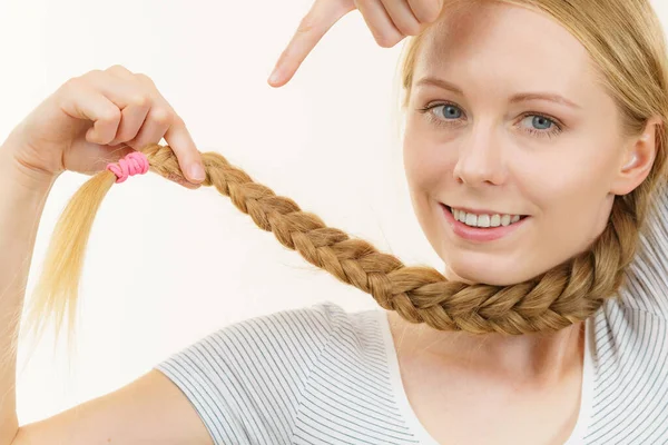 长辫子的金发姑娘 流行的发型 — 图库照片
