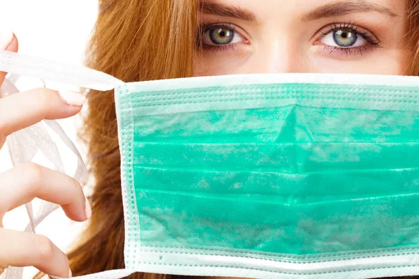 Kadın Koruyucu Yüz Maskesi Takıyor Ağzını Kapatıyor Coronavirus Önleme Sağlık — Stok fotoğraf